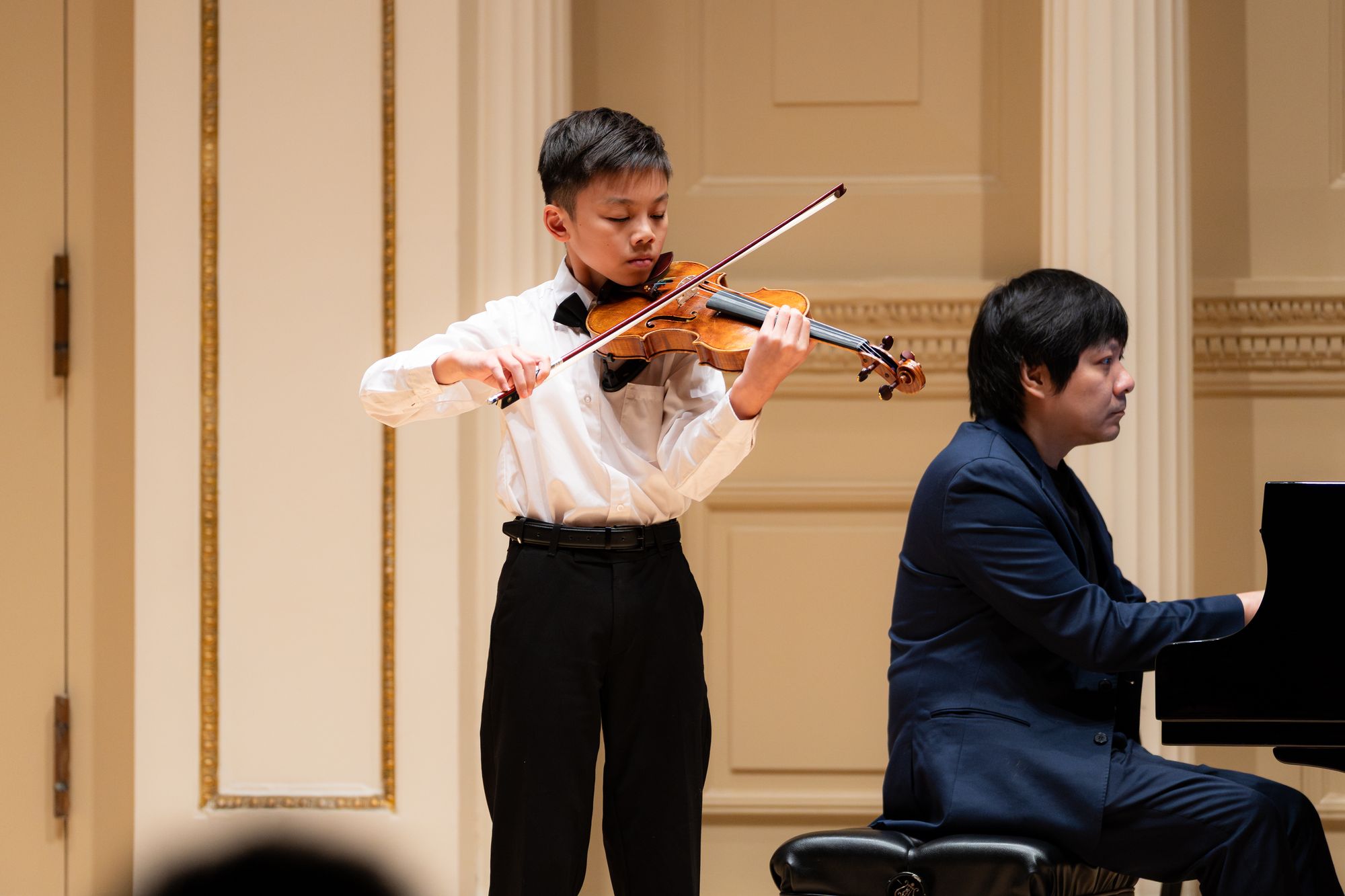 A young violinist performs