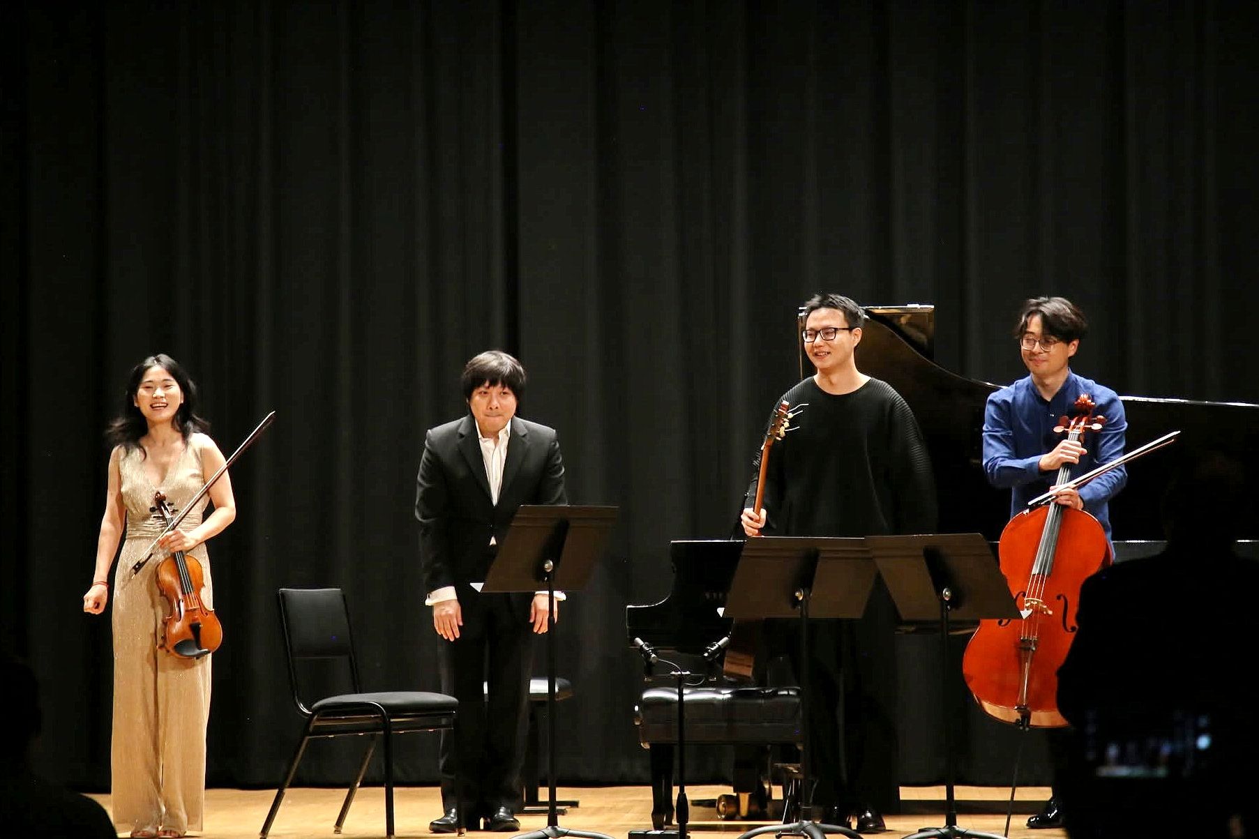 Qianwen Shen, Yinfei Wang, Junhong Kuang, and Mo Mo take a bow
