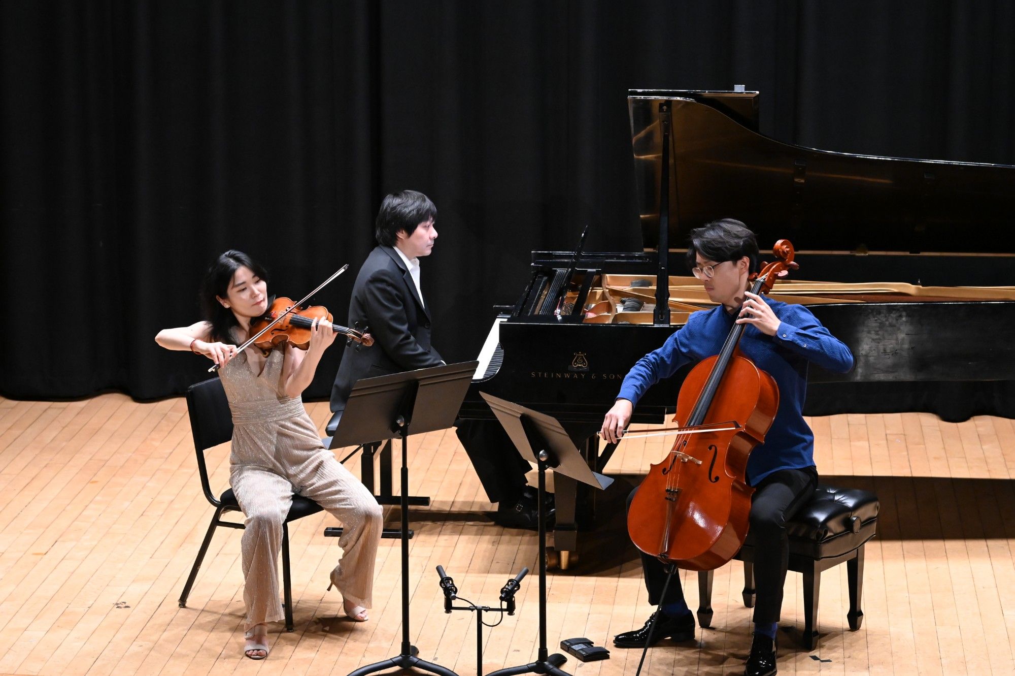 Qianwen Shen, Yinfei Wang, and Mo Mo in performance