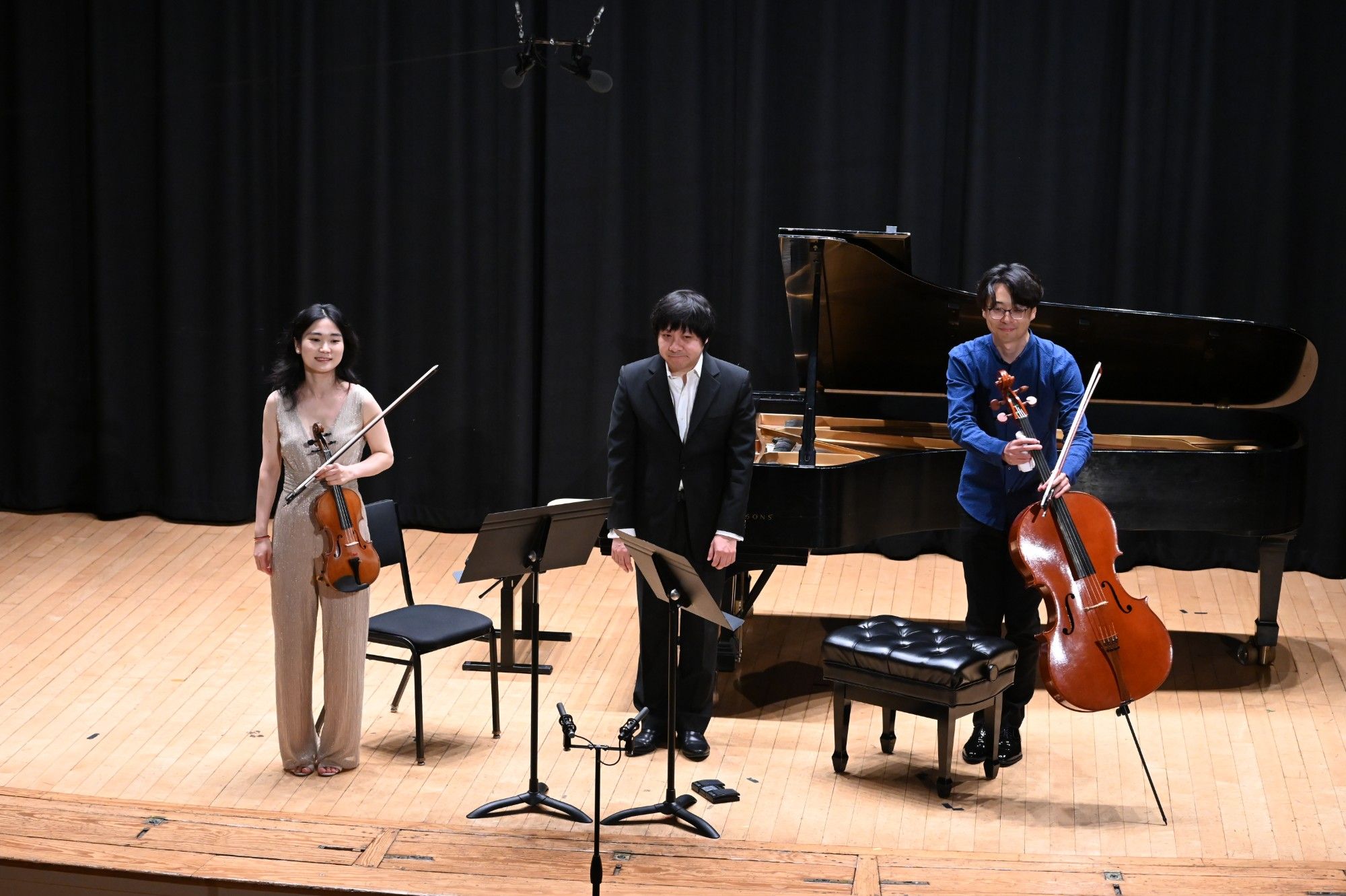 Qianwen Shen, Yinfei Wang, and Mo Mo take a bow