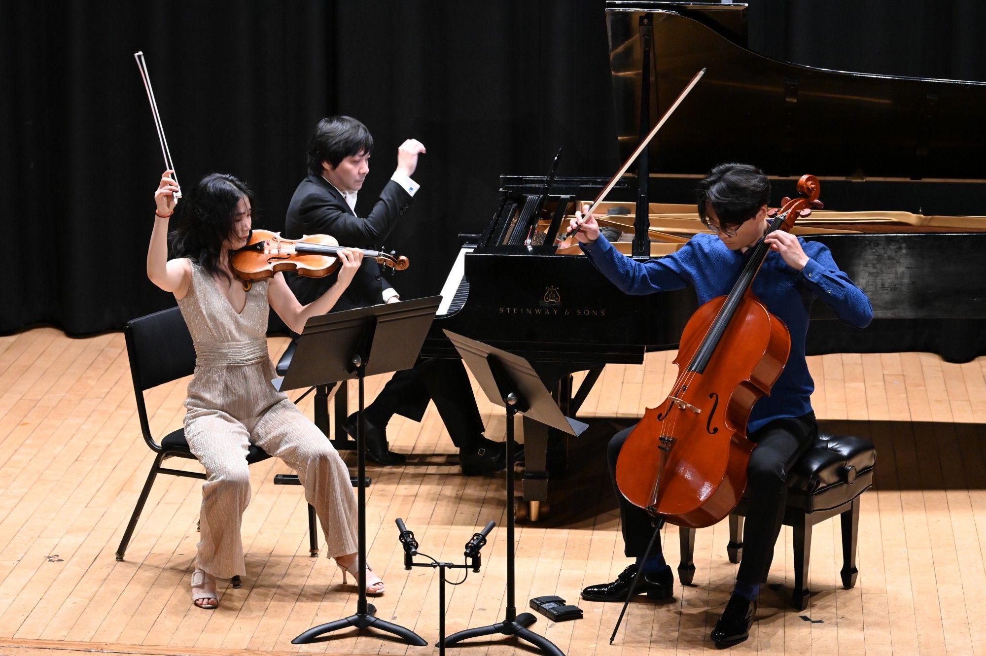 Qianwen Shen and Mo Mo raise their bows together