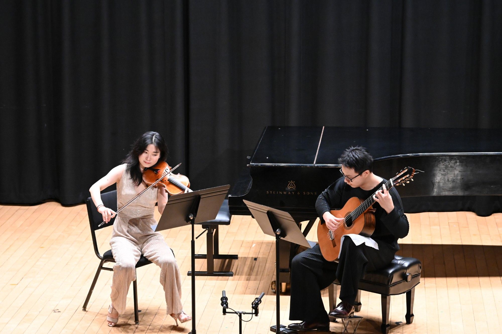 Qianwen Shen and Junhong Kuang performing a violin and guitar duo