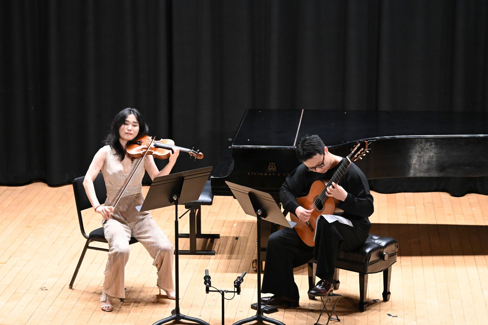 Qianwen Shen and Junhong Kuang in performance