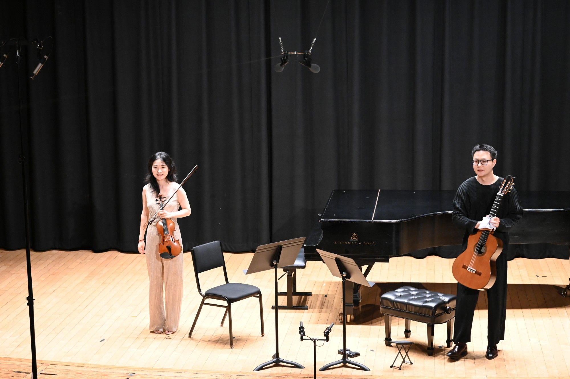 Qianwen Shen and Junhong Kuang acknowledge the audience