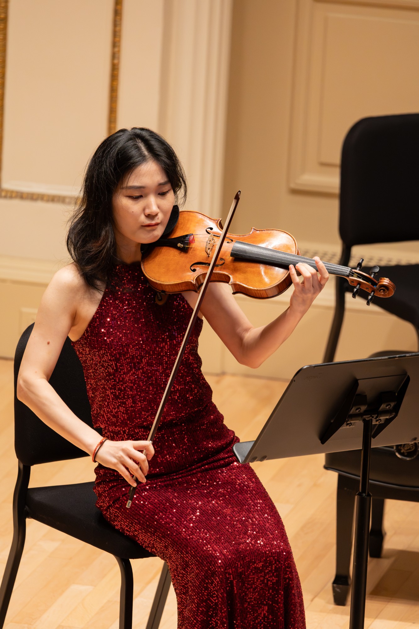A violinist in close-up during a premiere