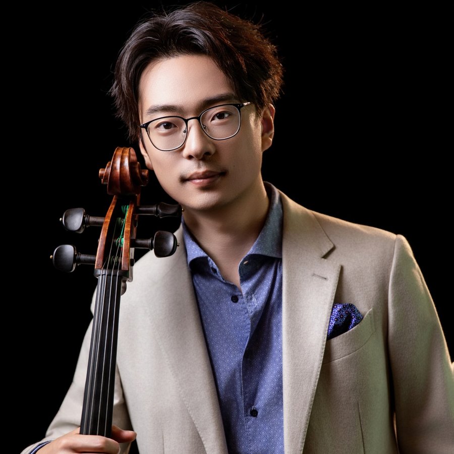 Portrait of cellist Mo Mo